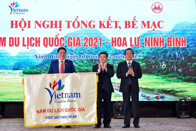  UBND tỉnh Ninh Bình trao Cờ luân lưu đăng cai tổ chức Năm Du lịch quốc gia cho tỉnh Quảng Nam